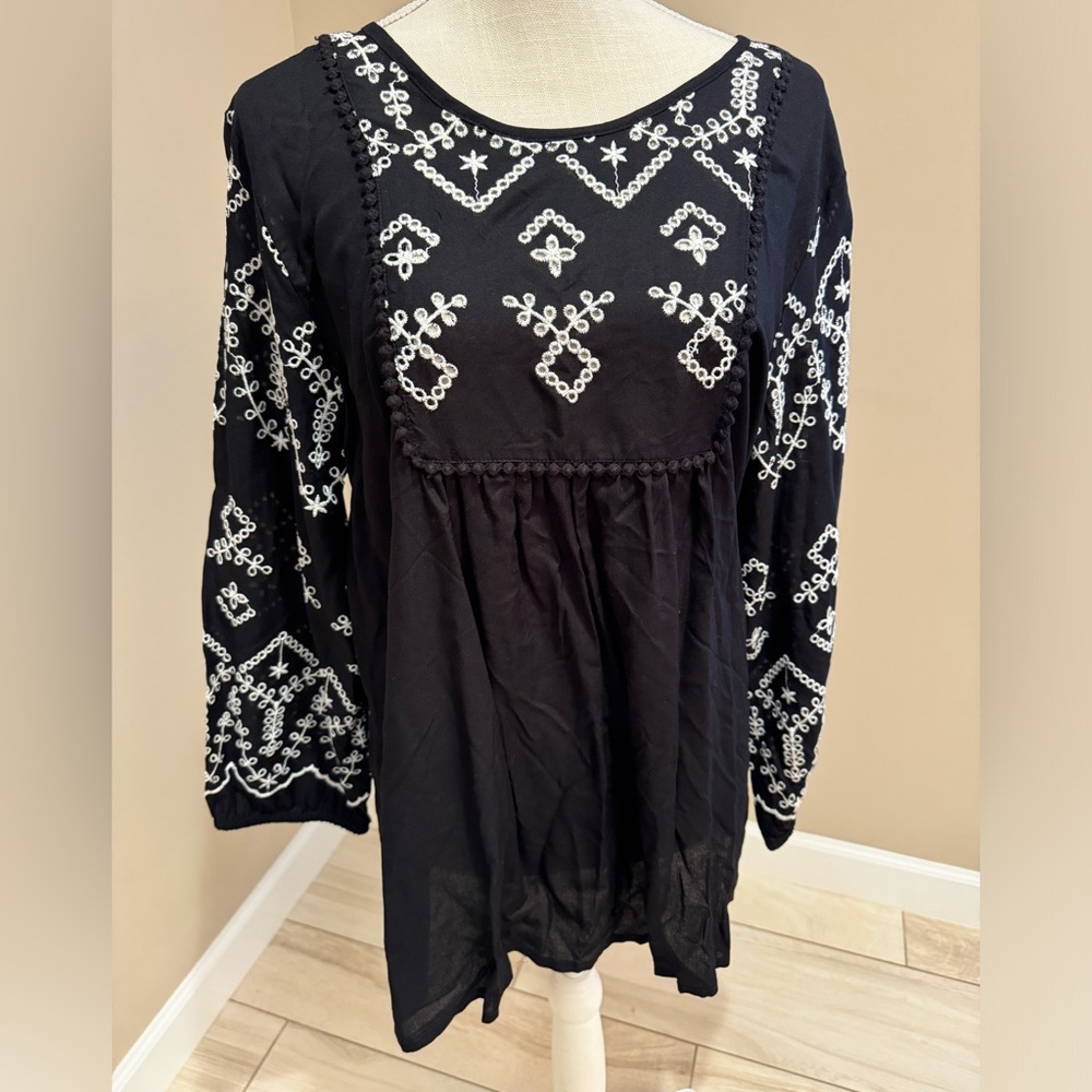NWT! STUDIO WEST Black and White Embroidered Top